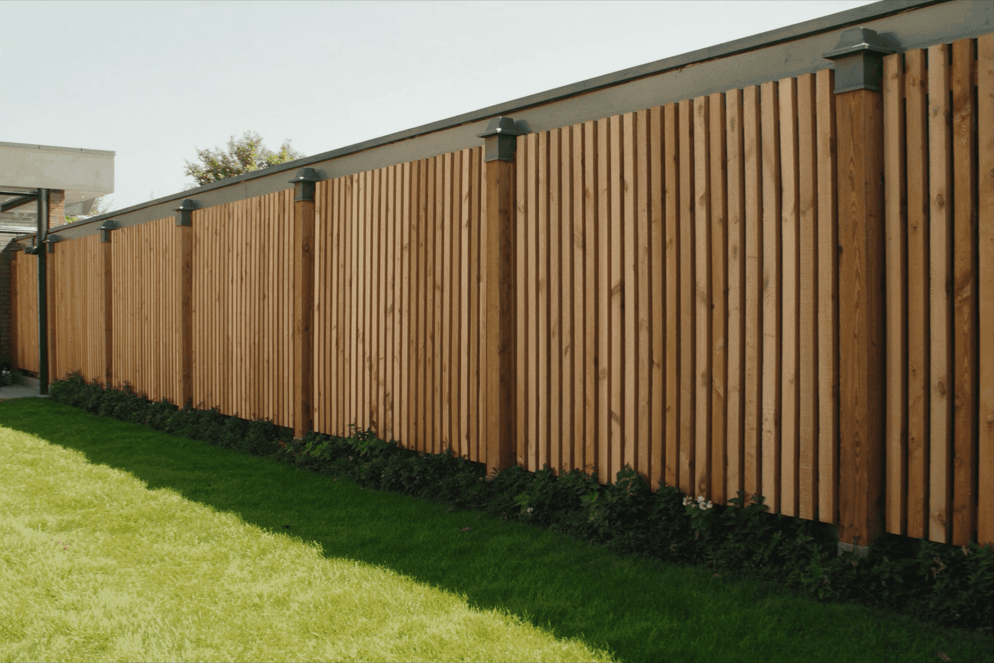 Een houten schutting op palen
