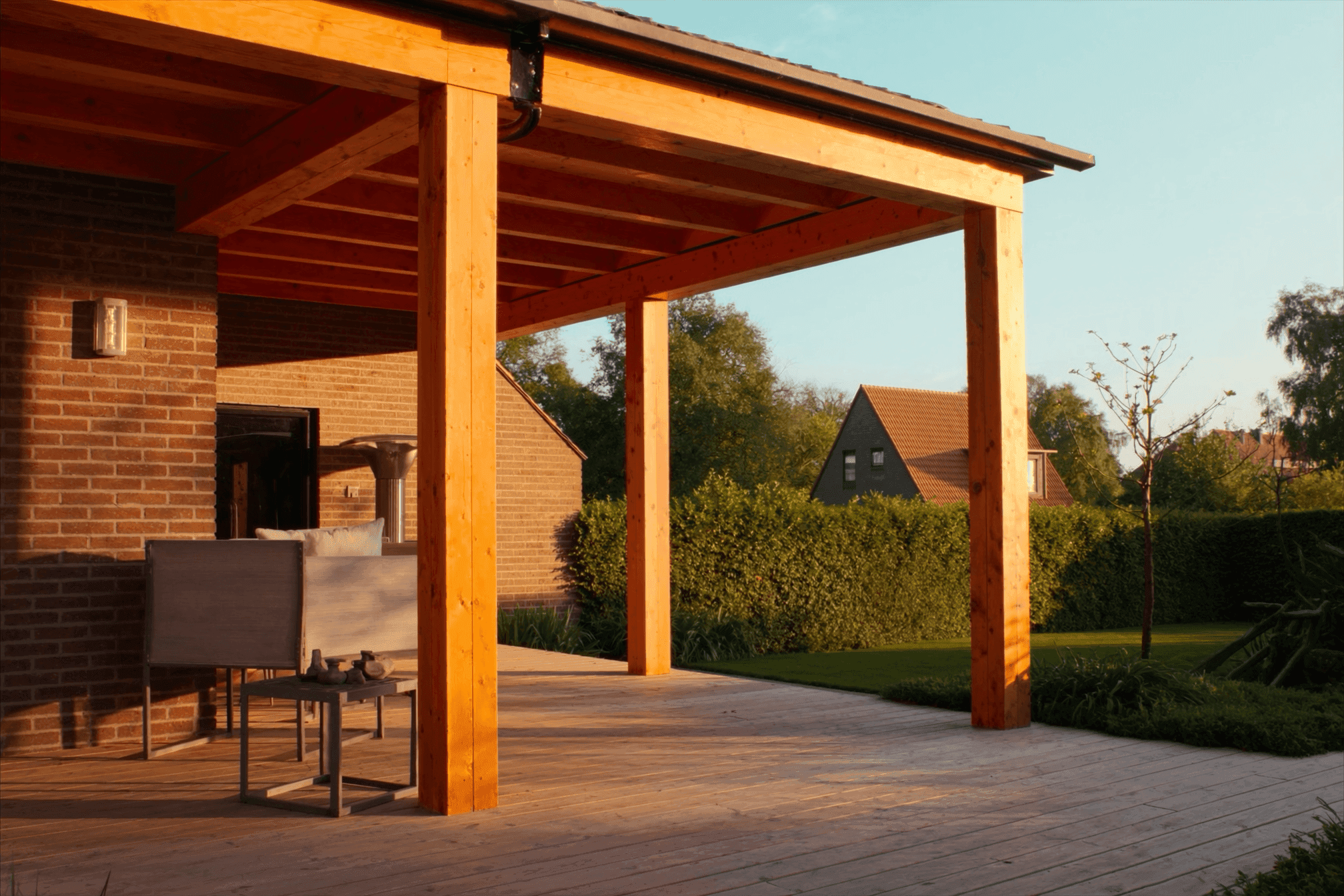 Een houten veranda aan de achterkant van een woning